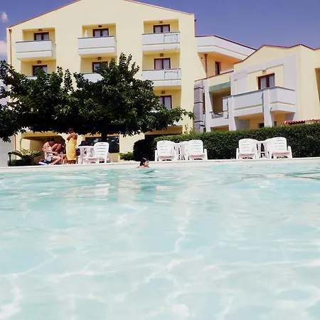 מלון דירות Isola Rossa 3*