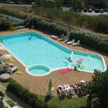 Isola Rossa شقة فندقية 3*